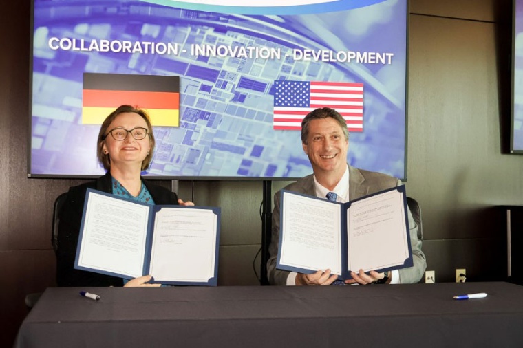Dr Wenke Weinreich (l), deputy director of Fraunhofer IPMS, and NY Creates VP...