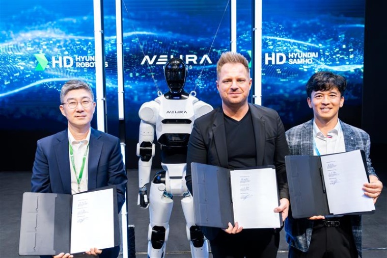 From left to right: Younghoon Song, VP HD Hyundai Robotics Co., Ltd.; David...