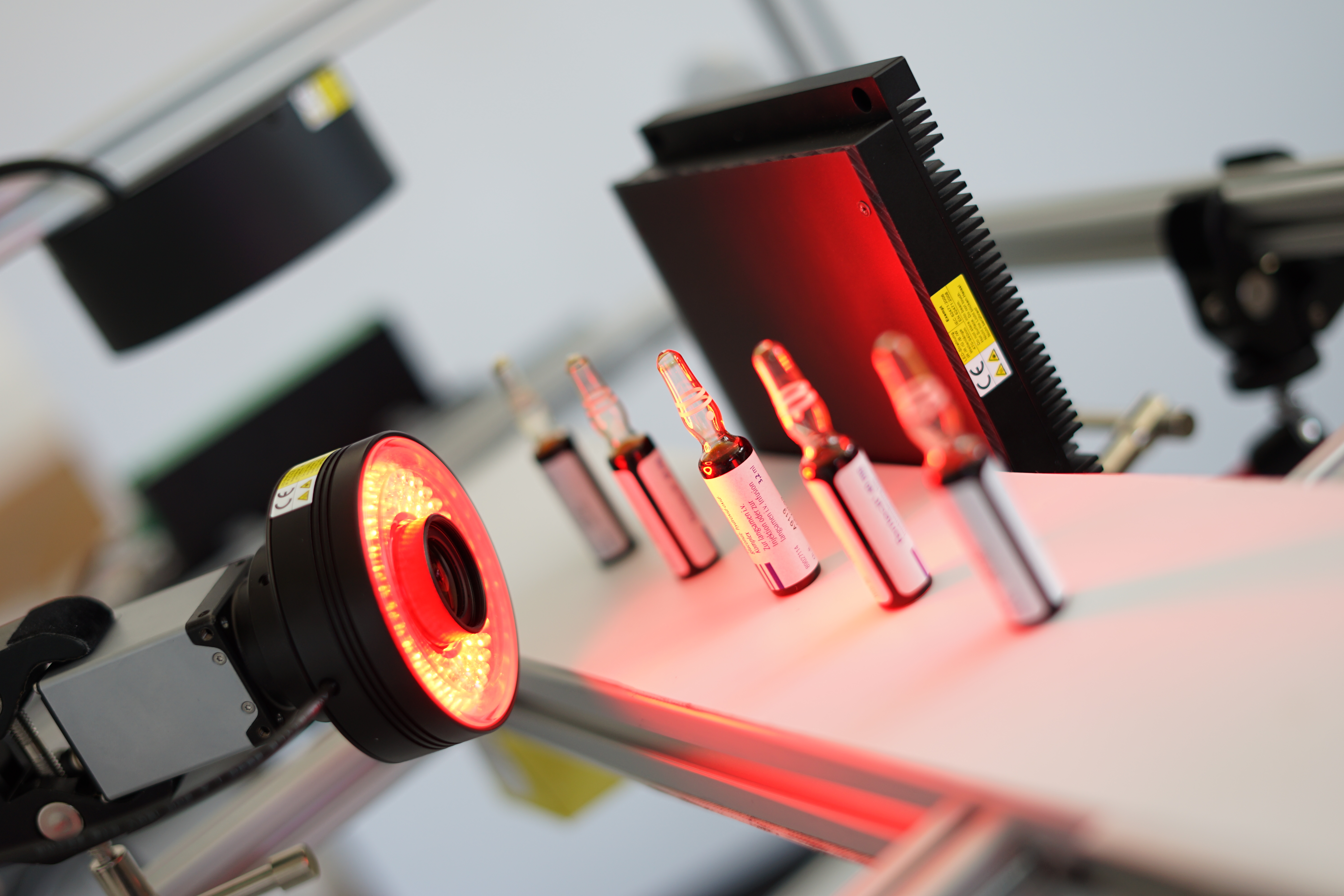 Die schwarze, matte Diffusorscheibe der Hintergrundbeleuchtung lässt das Licht der LEDs im eingeschalteten Zustand passieren. Wenn sich die Beleuchtung im ausgeschalteten Zustand befindet, dient die schwarze, matte Diffusorscheibe als optimaler nicht-reflektierender Hintergrund.