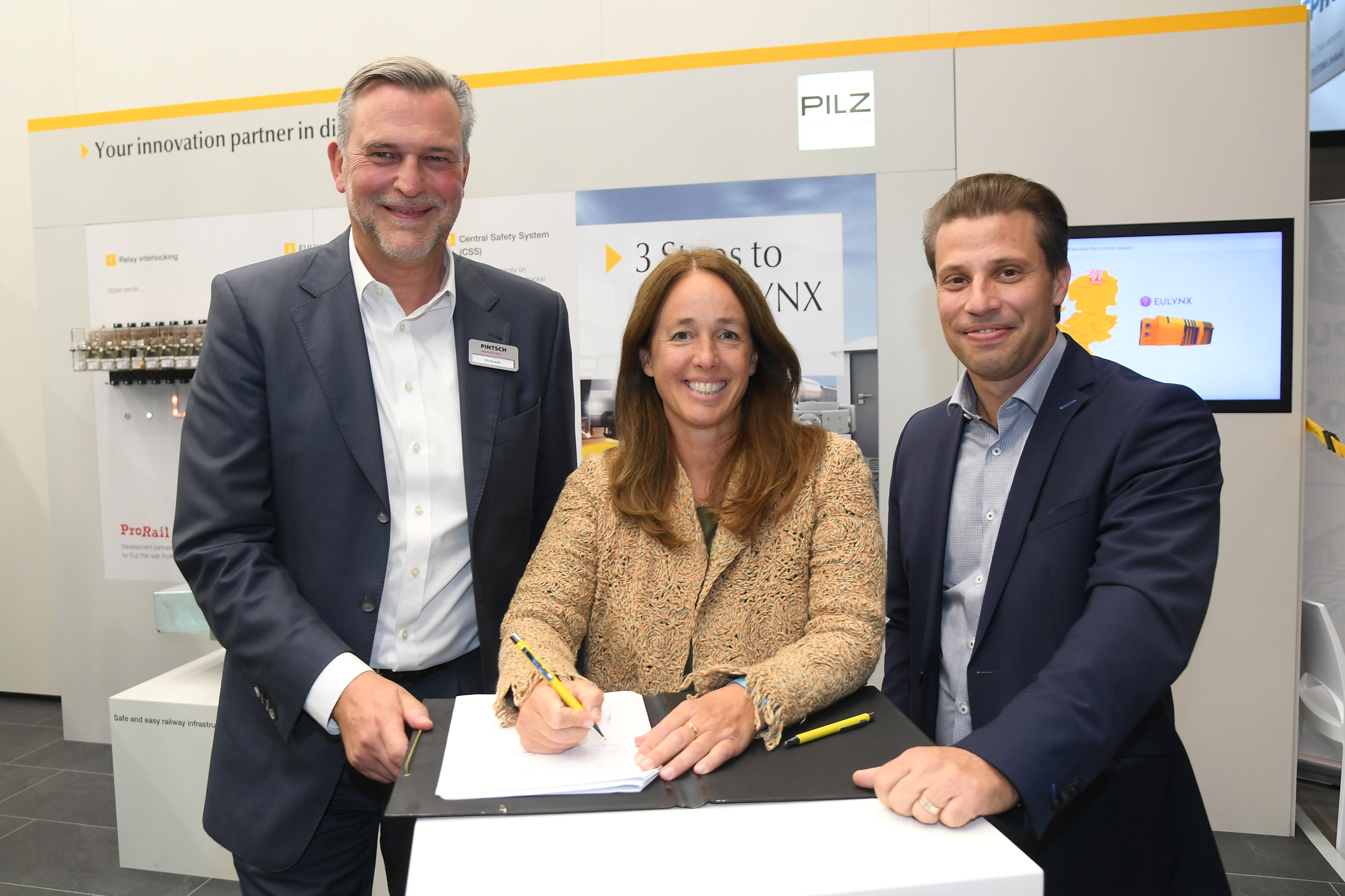 Susanne Kunschert, geschäftsführende Gesellschafterin der Pilz GmbH & Co. KG, und Tilo Brandis, Geschäftsführer der Pintsch GmbH, besiegelten die Entwicklungspartnerschaft im Rahmen der Messe InnoTrans am 21. September 2022 in Berlin. (Foto: © Pilz GmbH & Co. KG)